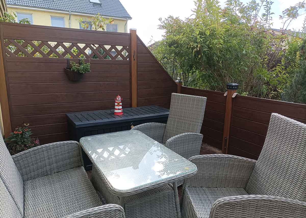 PVC Sichtschutz auf Terrasse in täuschender Holzoptik individuell auf Maß, Bausatz