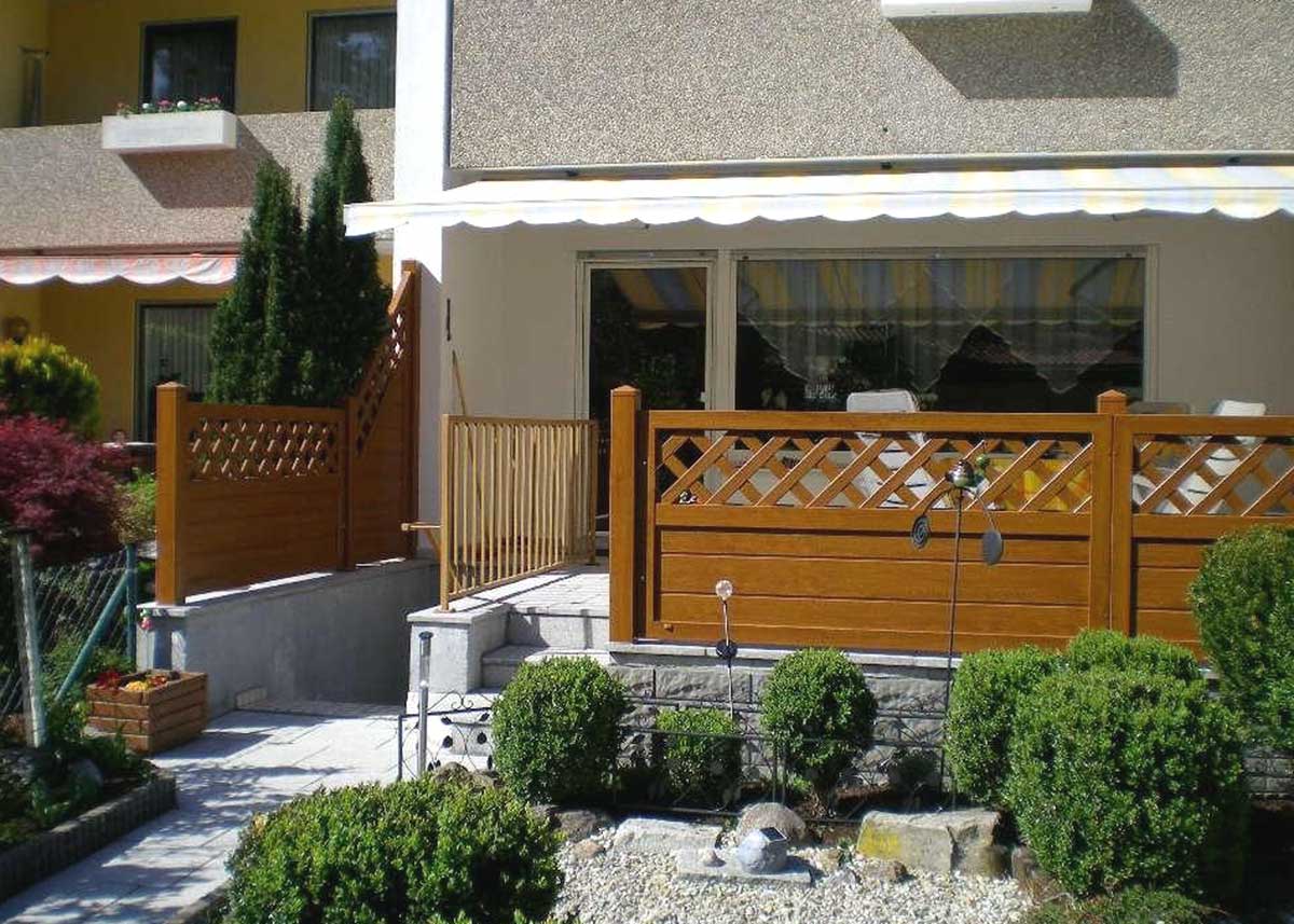 • Sichtschutz-Terrassengeländer in Holzoptik, wetterfester Sichtschutz in Holzoptik, Geländer für erhöhte Terrasse mit Rankgitter