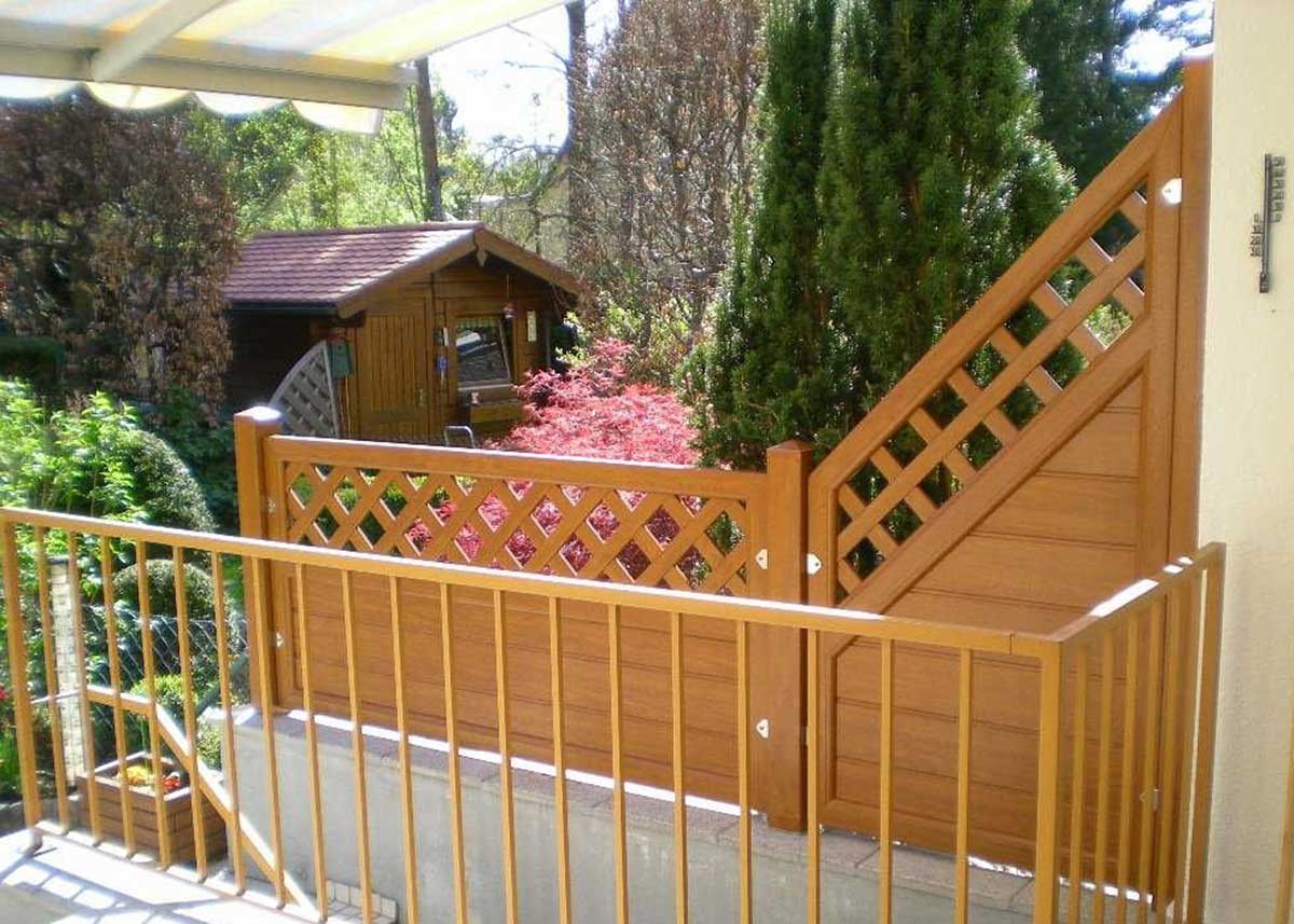 • Sichtschutz-Terrassengeländer in Holzoptik, wetterfester Sichtschutz in Holzoptik, Geländer für erhöhte Terrasse mit Rankgitter