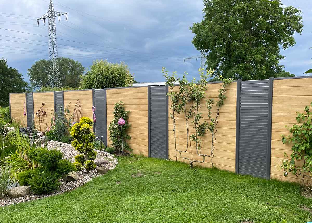 echte Holzmaserung in Desert Oak als Sichtschutzwand im Garten aus stabilen Qualitätskunststoff