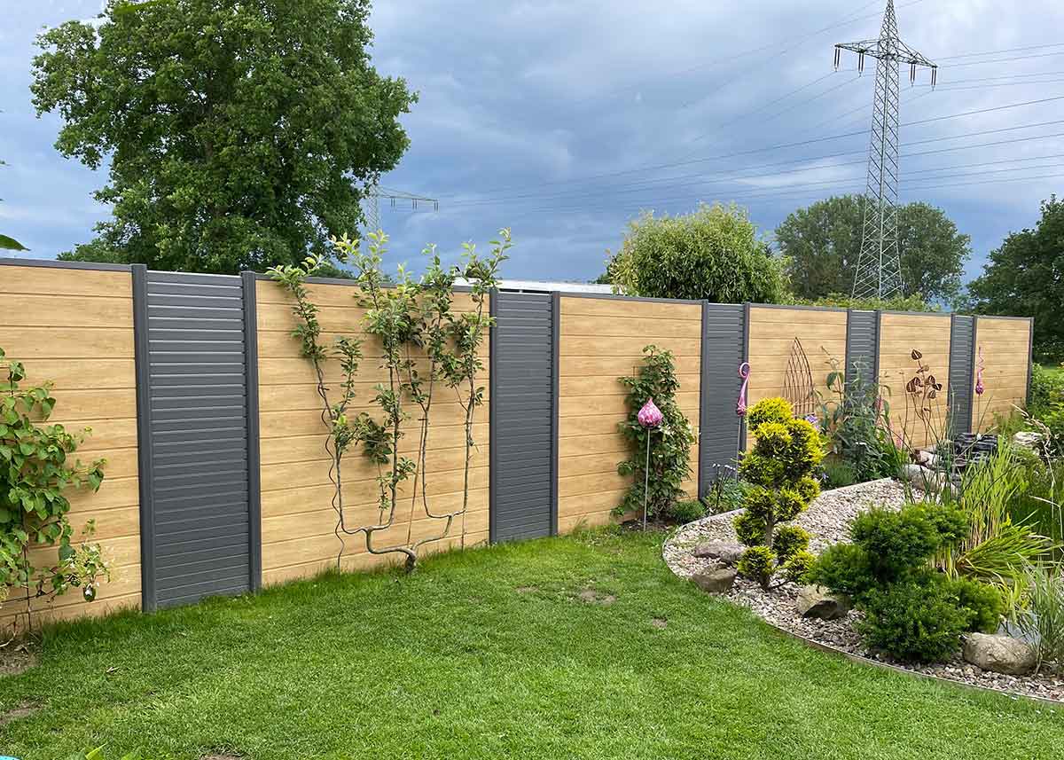 Sichtschutzwand im Garten aus Kunststoff PVC in Holzoptik beige