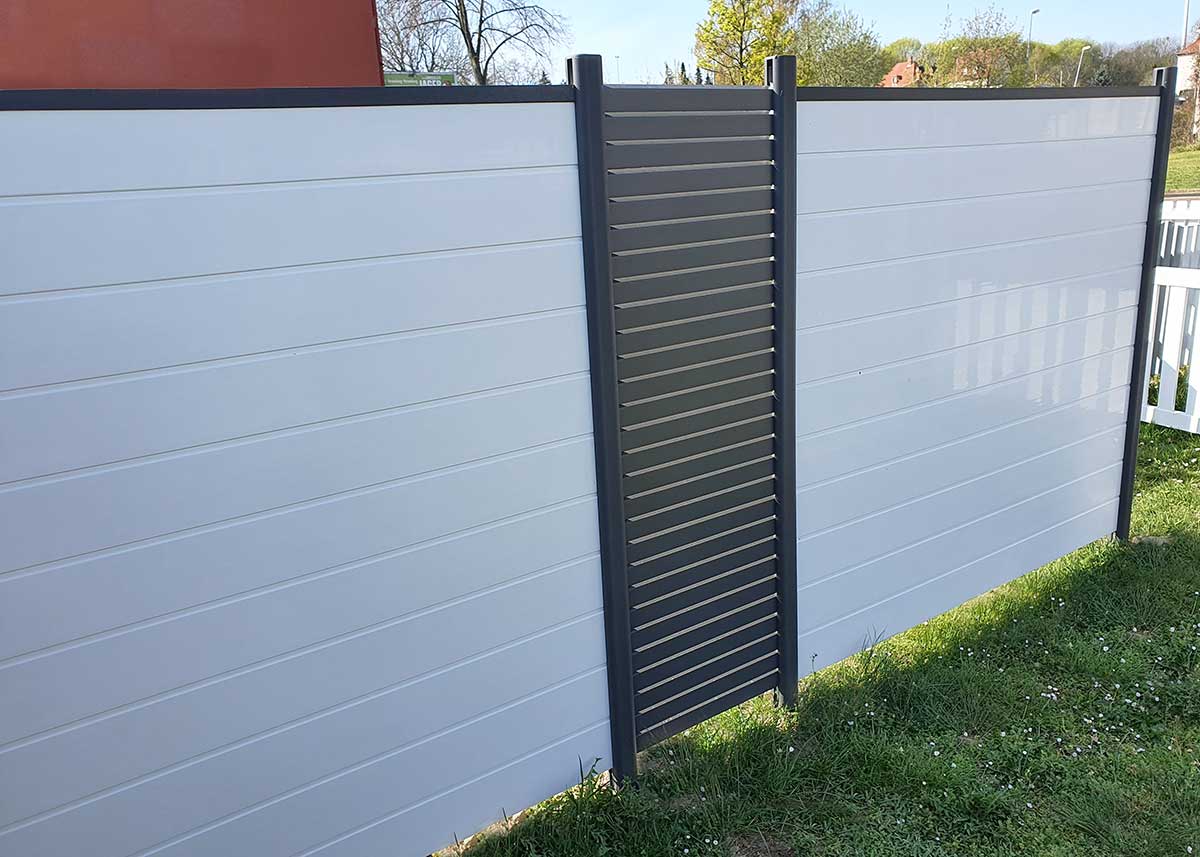 Sichtschutzwand aus Kunststoff in weiß mit Aluminium-Rhombuselement