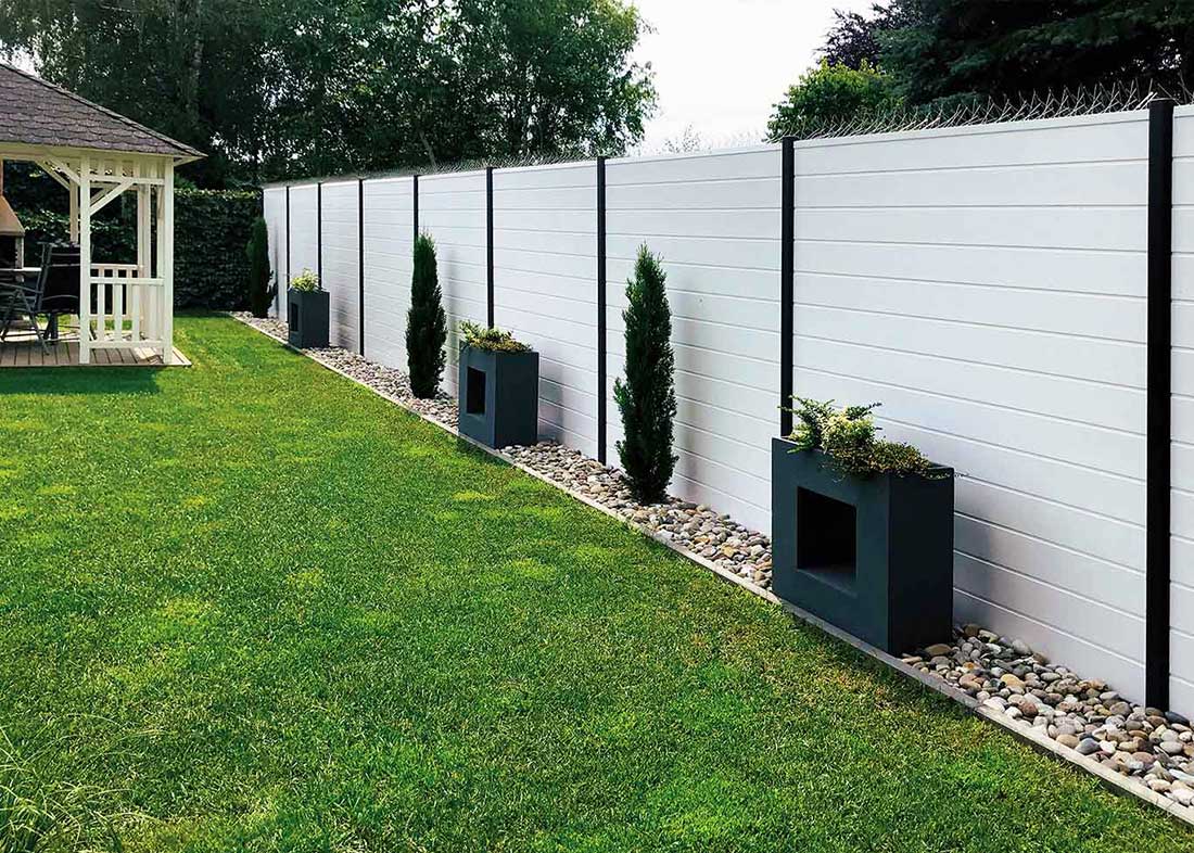 blickdichte lange Gartentrennwand in Weiß als Gartenzaun mit Stecksystem aus PVC Kunststoff