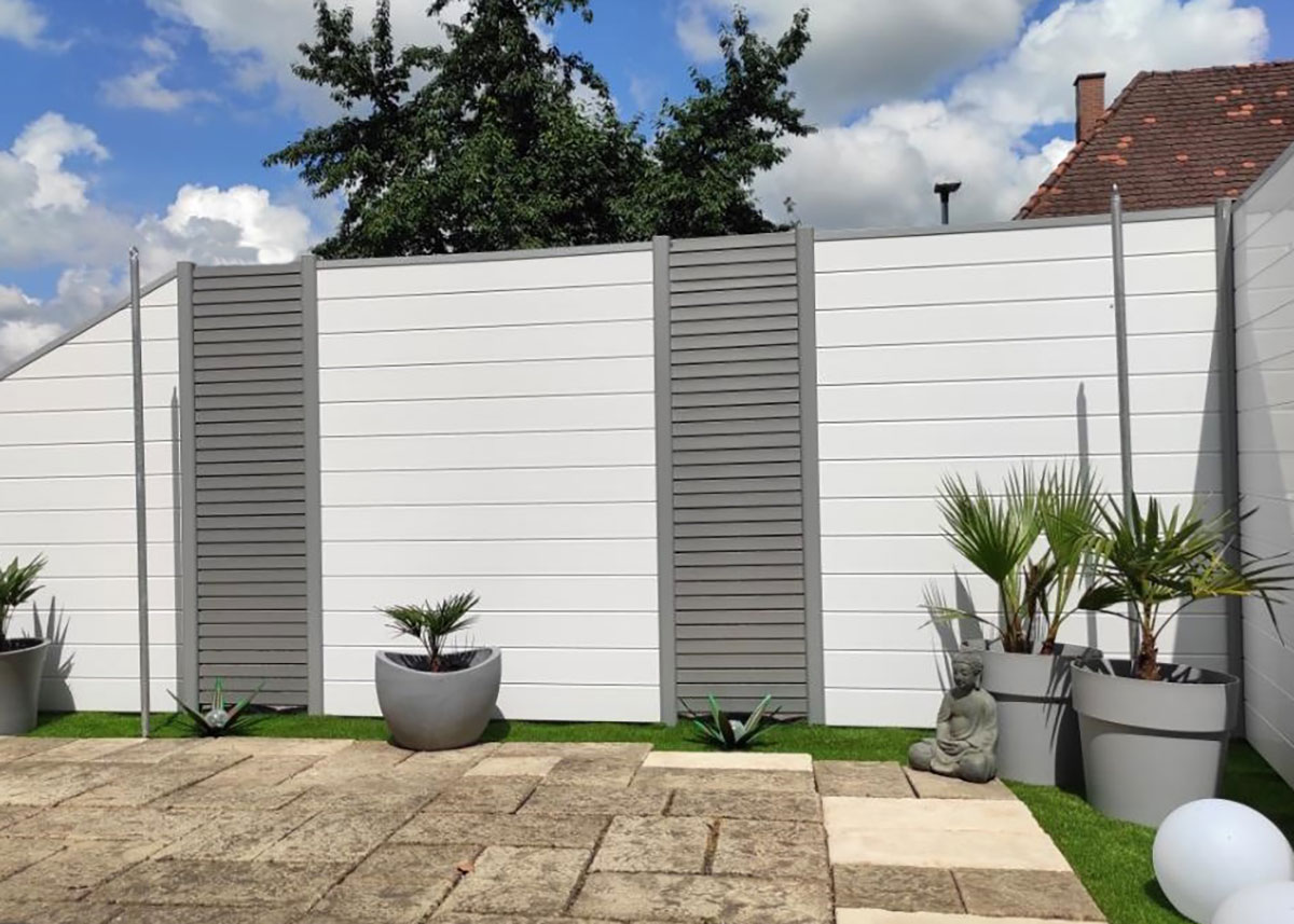 Sichtschutz hoch in Weiß und Grau auf Terrasse aus PVC