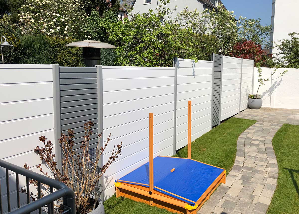 Sichtschutz in weiß aus PVC mit Spaltsichtschutzelement aus Aluminium in grau