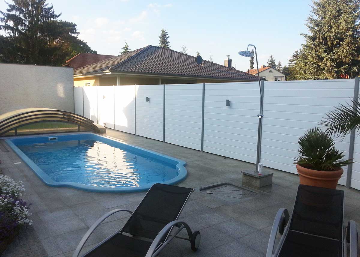 Sichtschutz Trennwand am Pool , weißes Stecksystem mit Aluminiumpfosten , Sichtschutz für Poolbereich im Garten , pflegeleichter Poolzaun aus Kunststoff