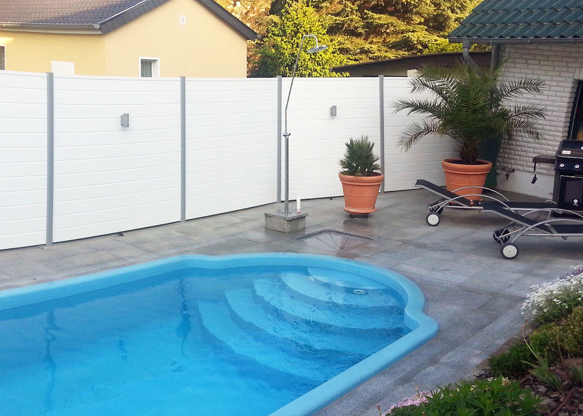 Pooltrennwand in Weiß mit Trennwand am Pool – weiße Stecklösung aus Aluminium und KunststoffBeleuchtung