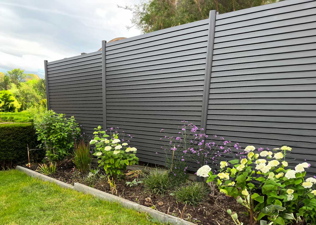 Trennwand im Garten aus Aluminium Rhombusleisten