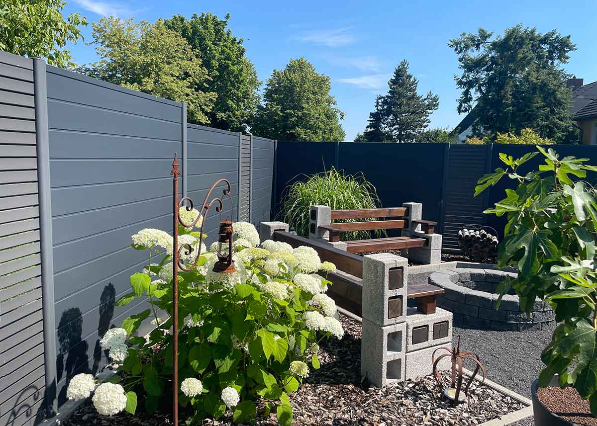 Sichtschutzwand aus Kunststoff in Anthrazit mit Aluminium-Rhombuselement