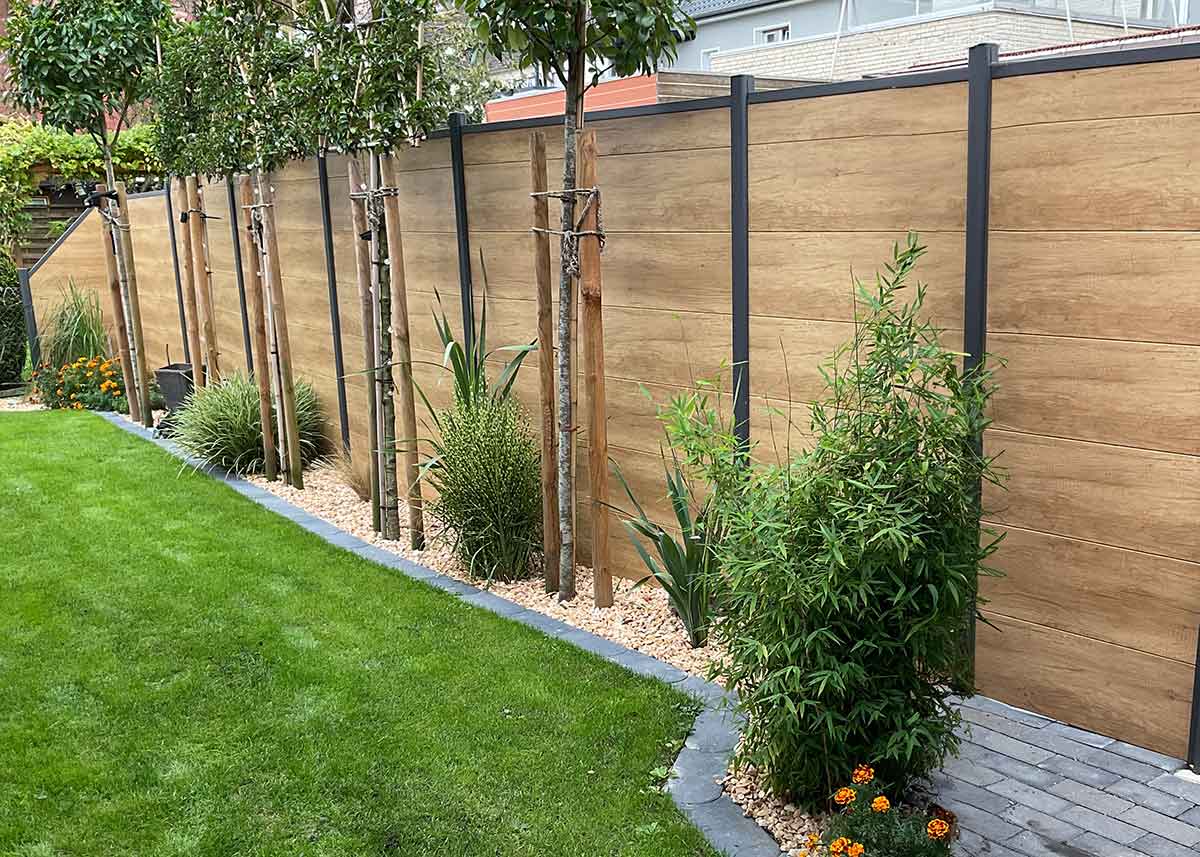 Sichtschutzwand in Holzoptik beige mit Maserung in Desert Oak im Garten