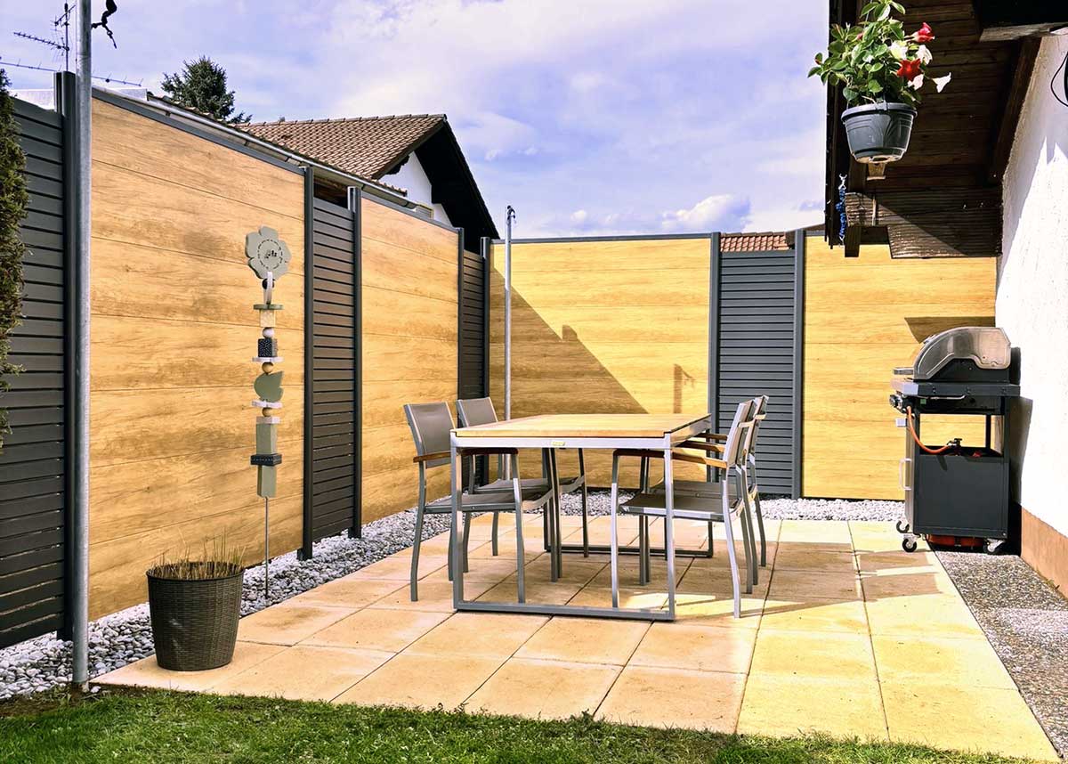 Sichtschutzwand in Holzoptik beigeaus langlebigen Kunststoff auf Terrasse