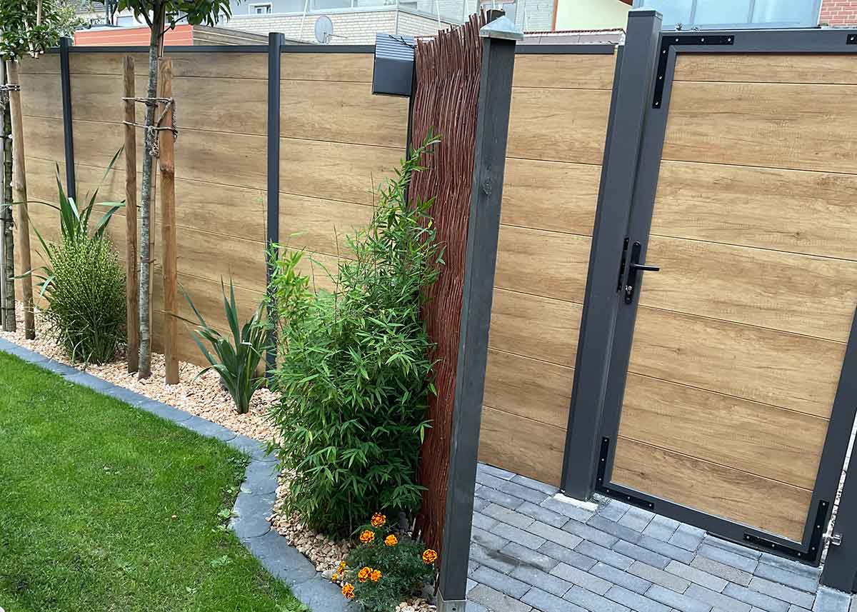 XL Sichtschutz mit Tür helle Holzoptik Desert Oak aus PVC, kein WPC