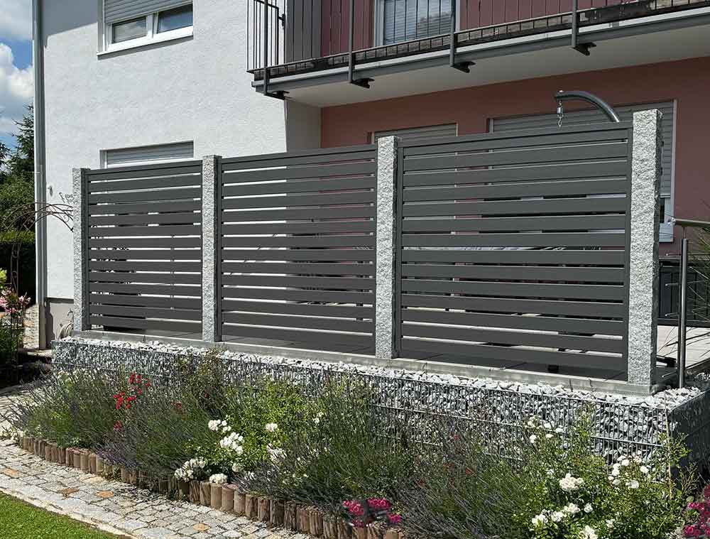 Sichtschutz Dichtzaun im Garten mit Spaltsichtschutz aus PVC