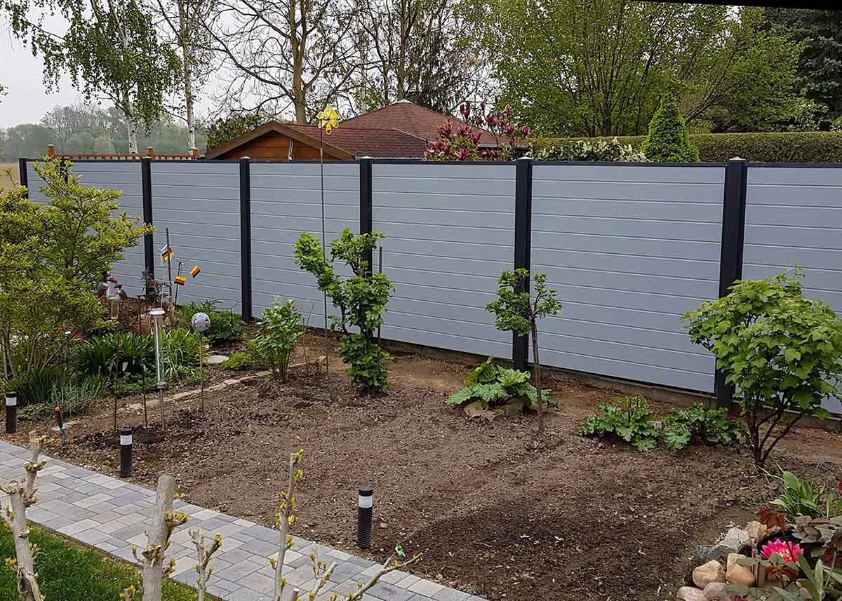 Sichtschutzwand auf einer Gartenterrasse in Grau aus wetterfesten Kunststoff