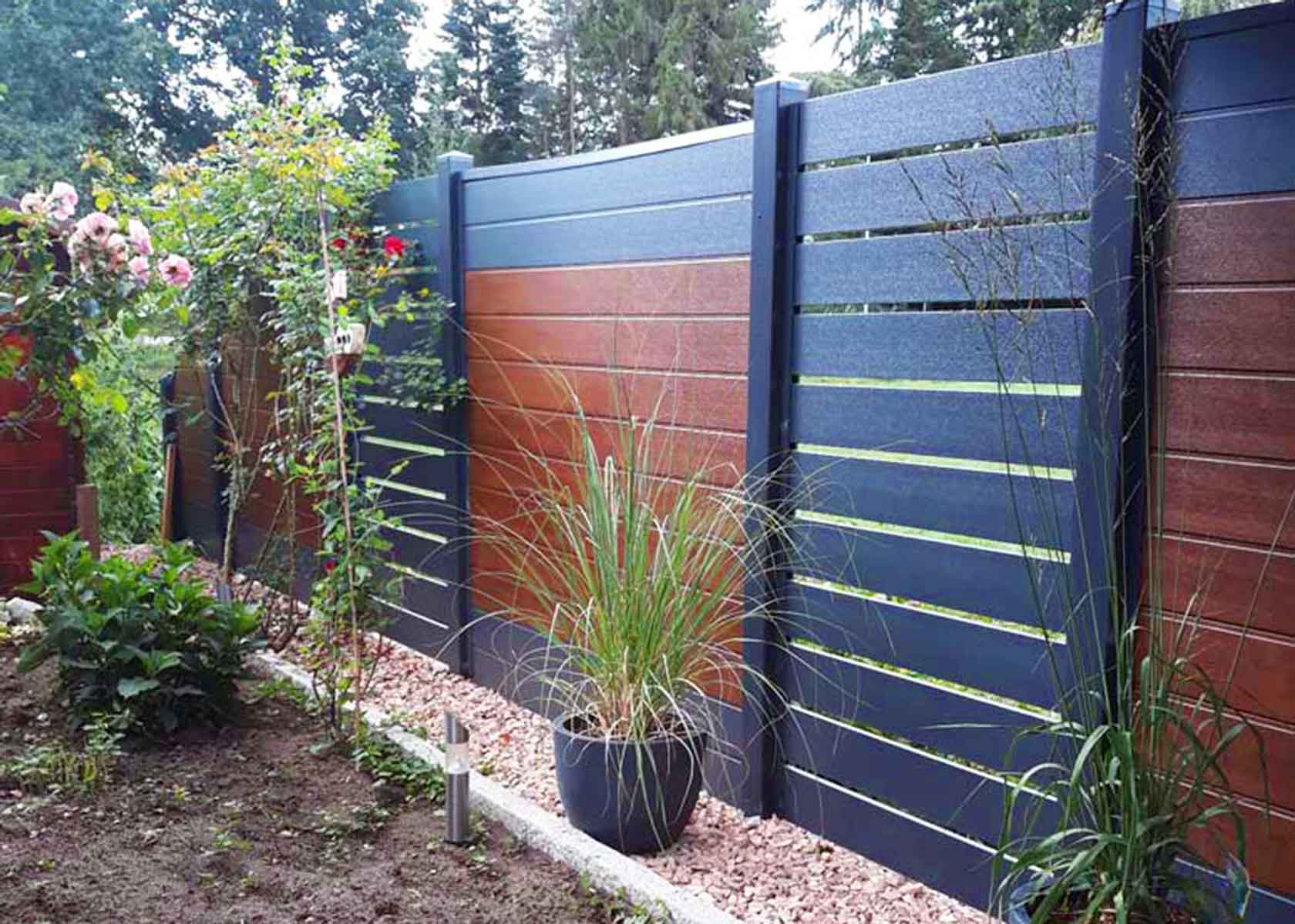 Sichtschutz mit Spaltelemeten, Rhombus-Zaun, in Nussbaum Anthrazit