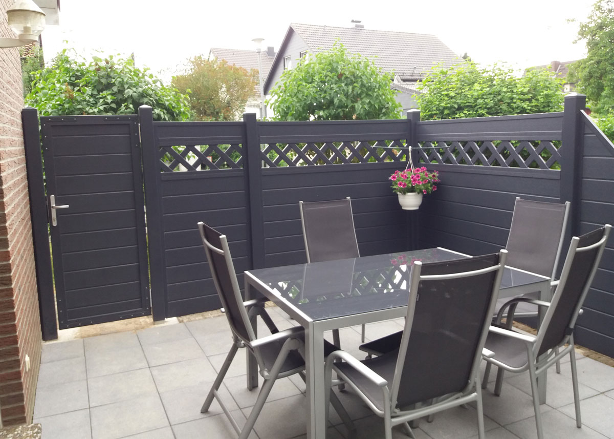 Sichtschutz in Anthrazit mit Tür – moderne Terrassengestaltung mit individuellen Elementen