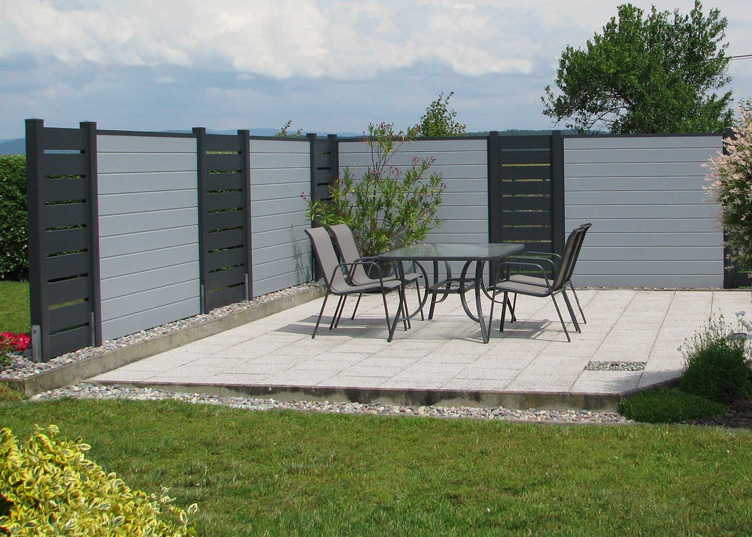 grauer Sichtschutz für die Terrasse im Garten mit Spaltelement in Anthrazit