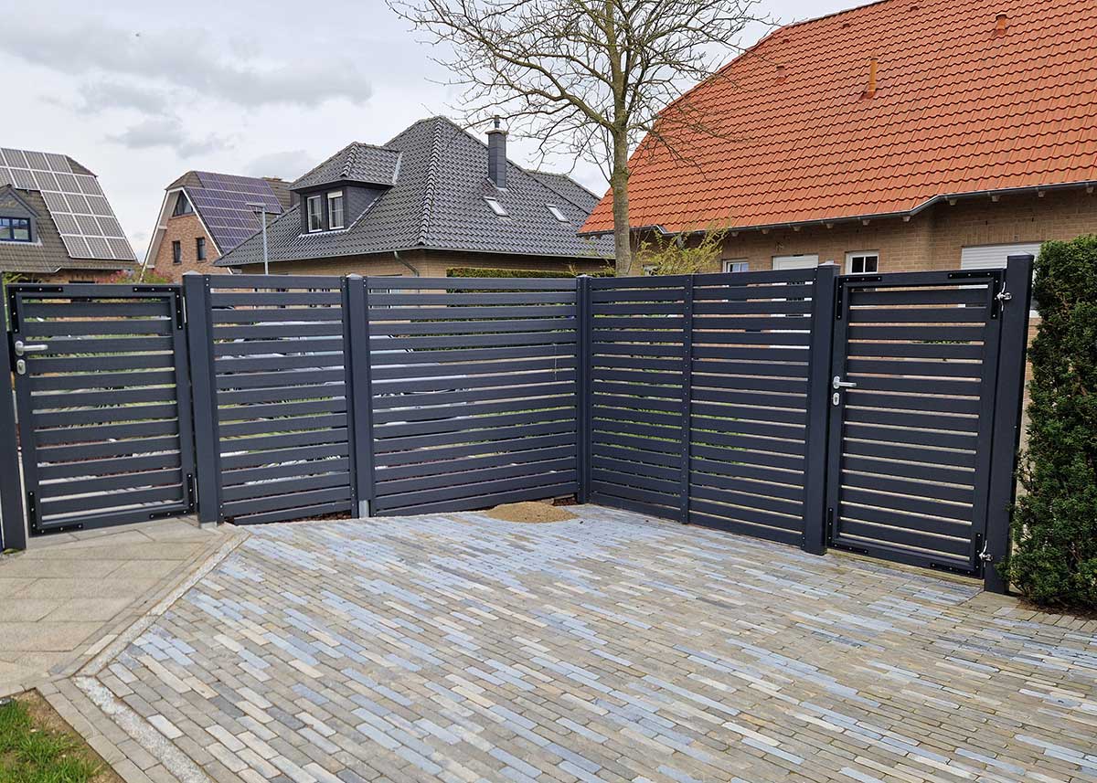 Spaltsichtschutz in Anthrazit Dunkelgrau Lamellezaun Rhombuszaun