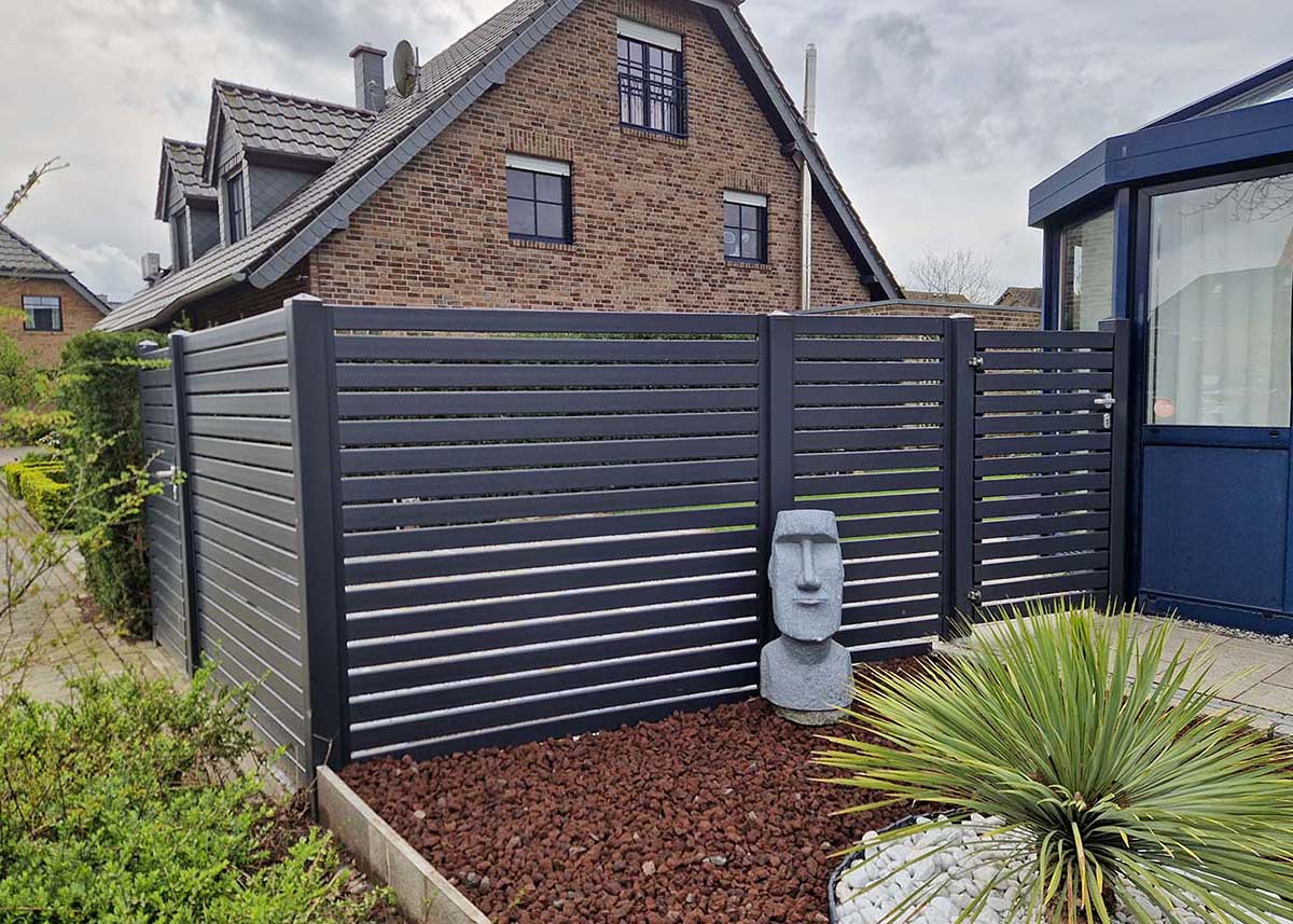 Moderner Sichtschutz mit Spaltsicht-Design in Anthrazit – stilvolle Privatsphäre Spaltsichtschutz am Hof Haus Garten