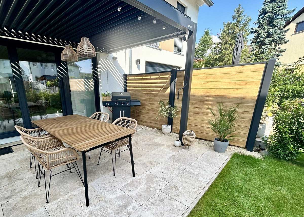 natürlich heller Sichtschutz in Holz-Optik mit Anthrazit auf modernen Terrasse