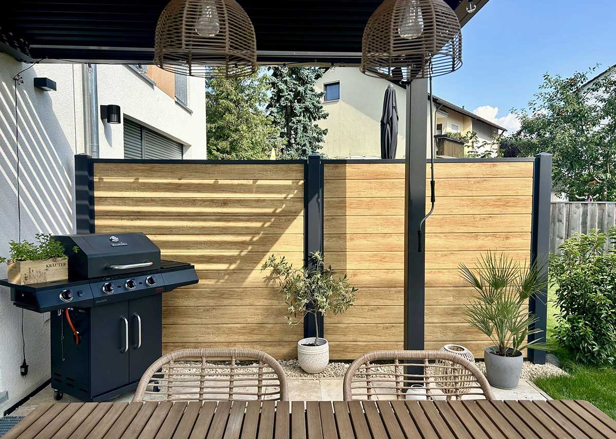Sichtschutz helles natürliches Holz-Design in Kombination mit Anthrazit auf modernen Terrasse