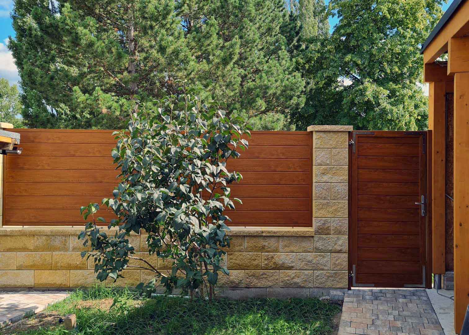 Sichtschutzwand zwischen Steinsäulen mit passender Sitzschutztür aus stabilen Qualitäts-Kunststoff