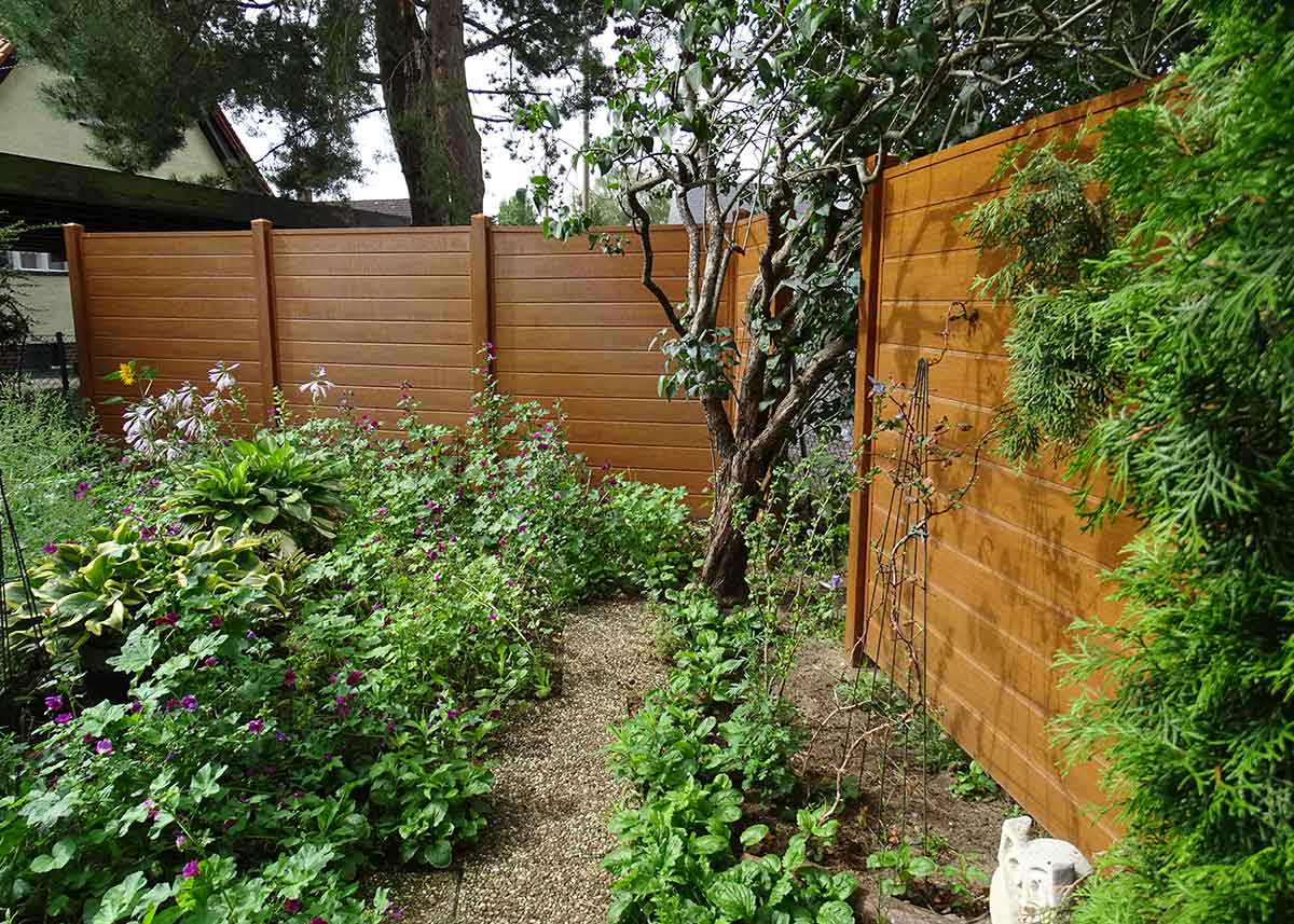 Sichtschutzwand im Garten aus Kunststoff mit täuschend echter Holzmaserung