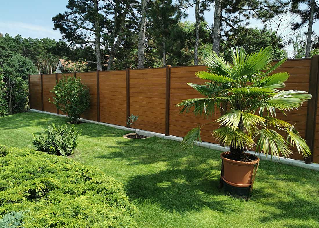 hoher Sichtschutzzaun aus Kunststoff in edler Holz-Optik für mediterrane Gartengestaltung