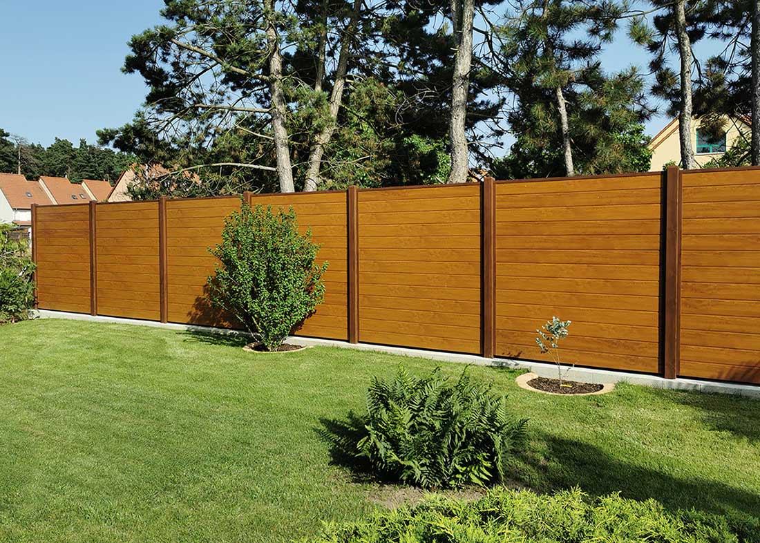 Wandabtrennung im Garten aus Kunststoff in täuschend echter Holzoptik
