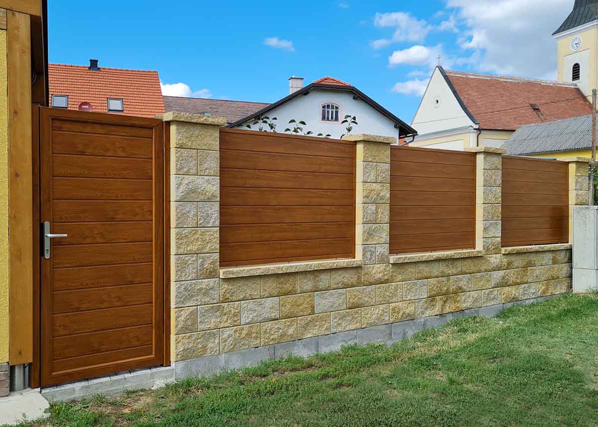 Sichtschutz in Holzoptik Eiche kombiniert mit Steinsäulen und auf Steinmauer mit Tür