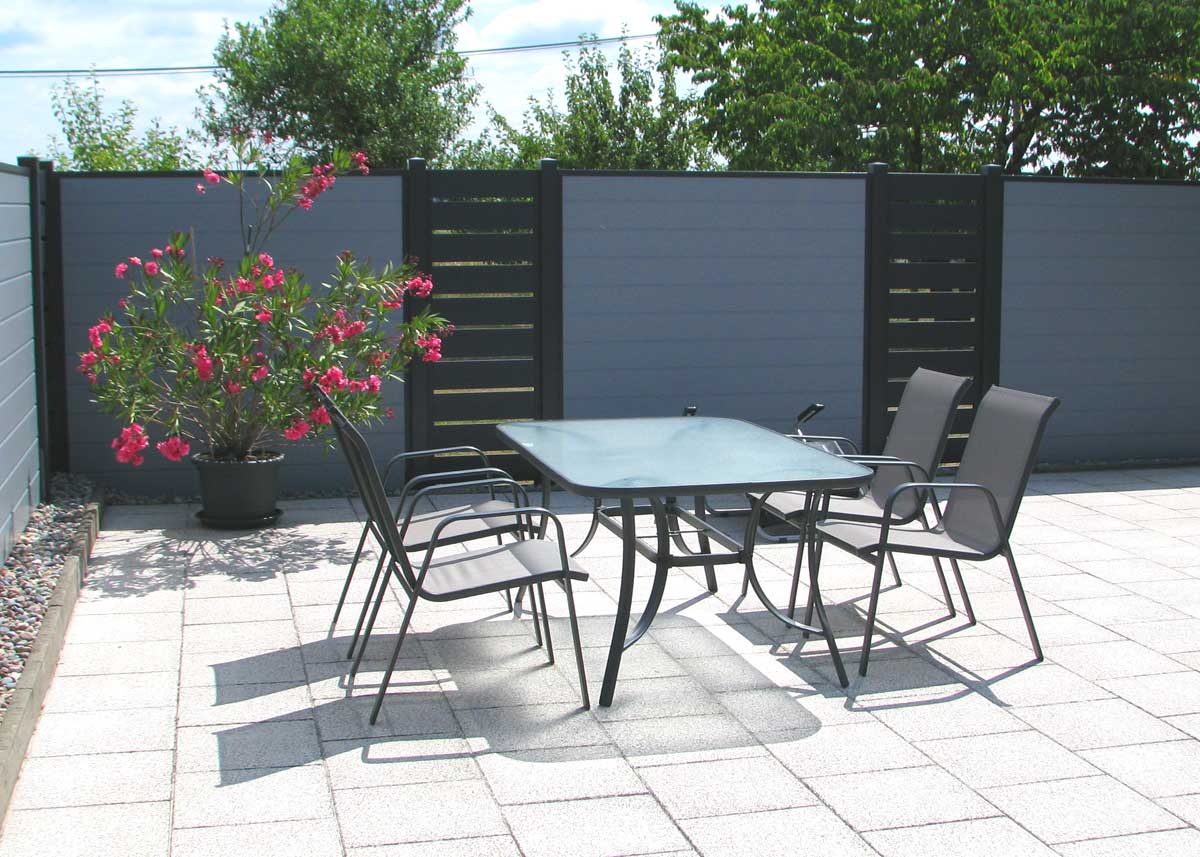 moderne Terrasse mit Sichtschutz mit Spalt-Zierelementen in Grau und Anthrazit im Garten