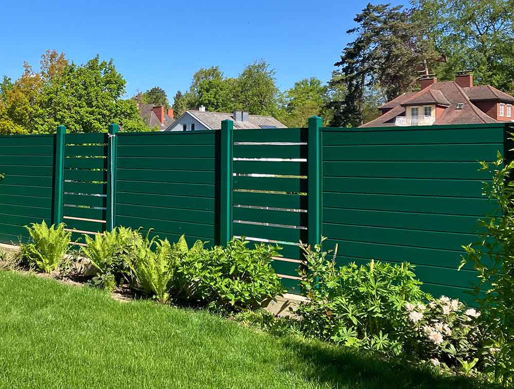moosgrüner Sichtschutz im Garten mit Zierelement