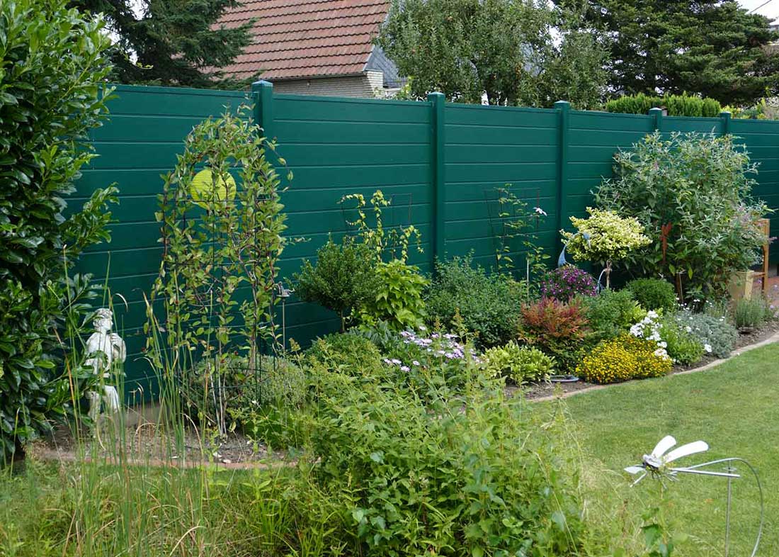 grüne Wand aus langlebigen Qualitätskunststoff PVC in Moosgrün
