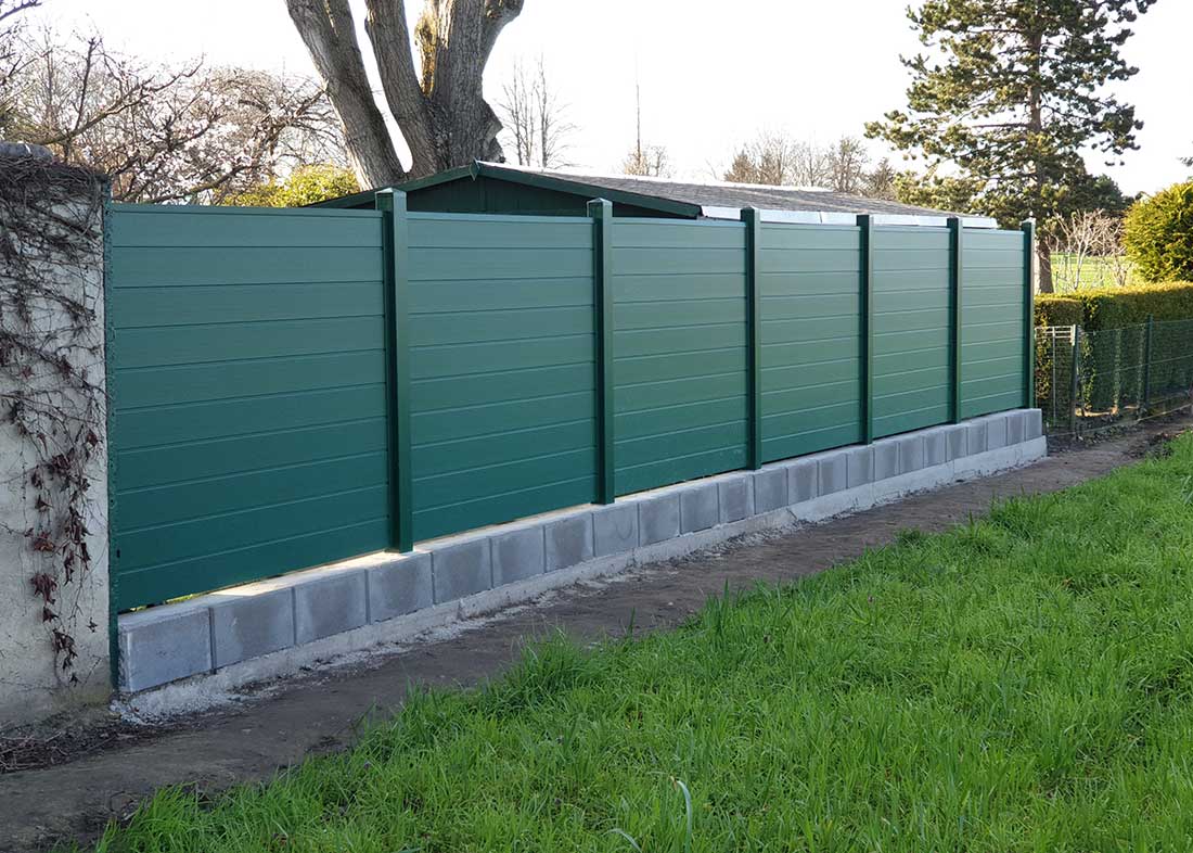 Dichtzaun Kunststoff, grüne Wand im Garten, Sichtschutz