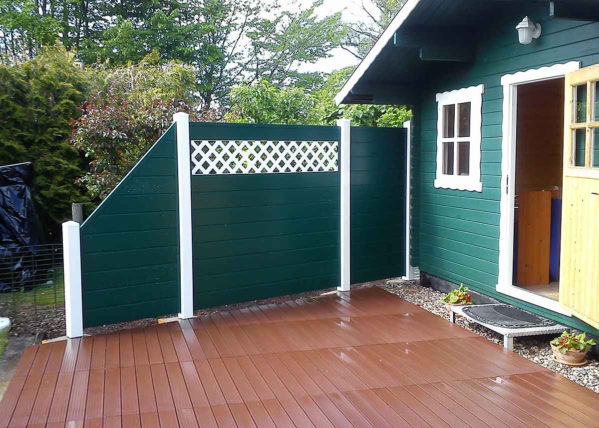 PVC Sichtschutz in Grün mit Weiß und Rankgitter auf Terrasse mit Schrägelement