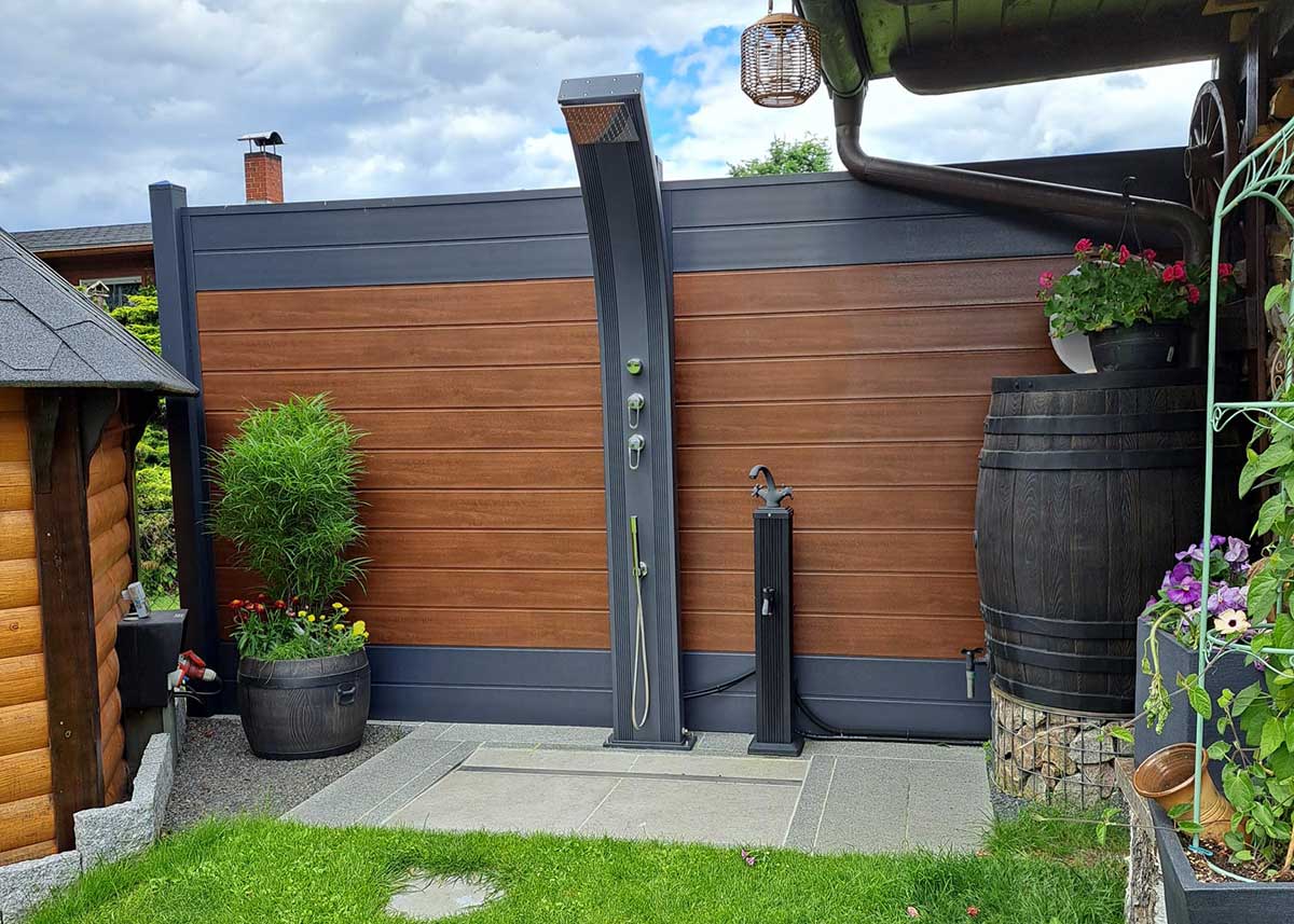 Spritzwasser resistenter Sichtschutz am Pool, Badebereich, Outdoor-Dusche dunkle Holzoptik modern 2 m hoch