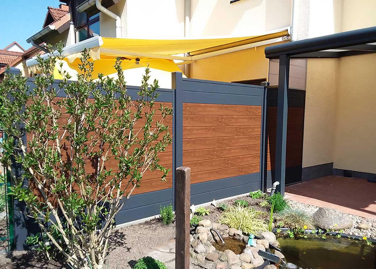 Moderner Sichtschutz in Holzoptik und Anthrazit für stilvolle Terrassen mit Gartenambiente
