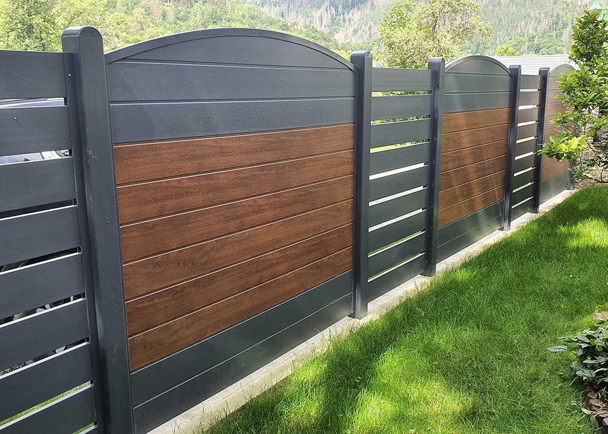 Sichtschutzzaun aus Kunststoff PVC im Garten in Holzoptik Nussbaum Anthrazit mit Rankgitter