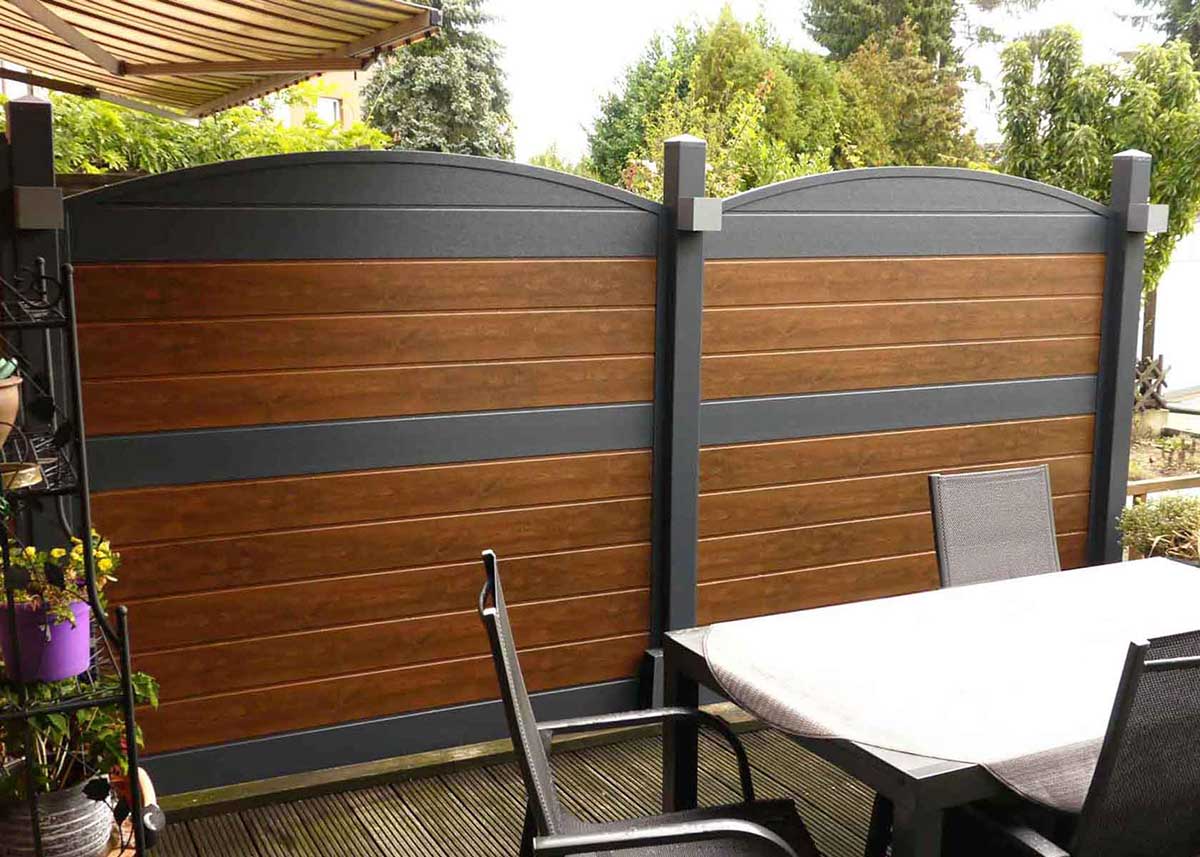 Garten-Terrassen-Abtrennung Sichtschutzwand aus stabilen Qualitäts-Kunststoff in Holzopik Nussbaum