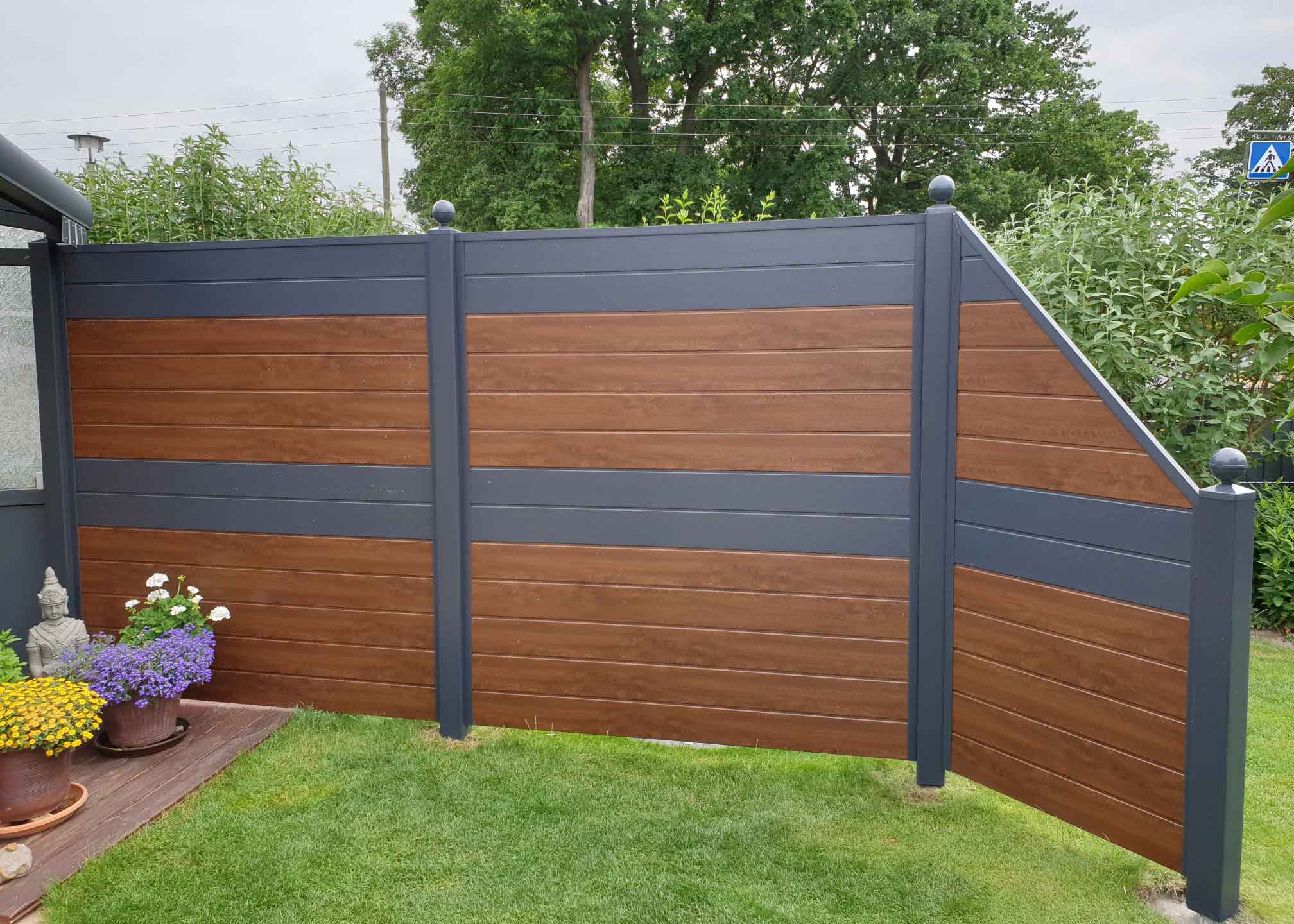 Abtrennung Wand im Garten aus Kunststoff in Holzoptik
