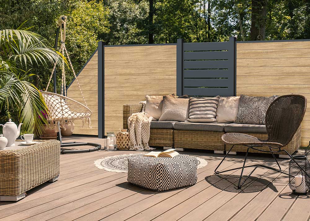 Sichtschutz mit Spaltelemeten, Rhombus-Zaun, in heller Eiche-Holzoptik Desert Oak mit Anthrazit