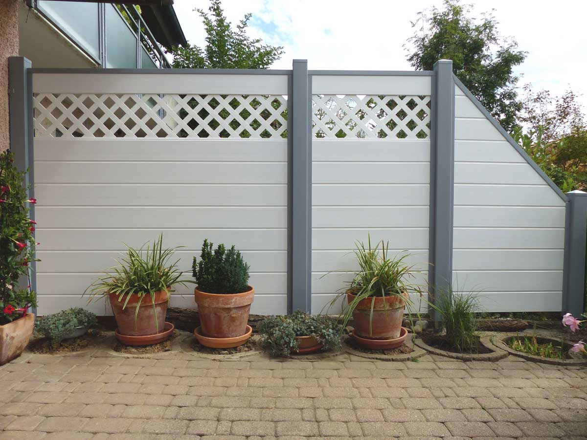 weiß grauer PVC Sichtschutz Trennwand mit Rankgitter auf kleiner Terrasse