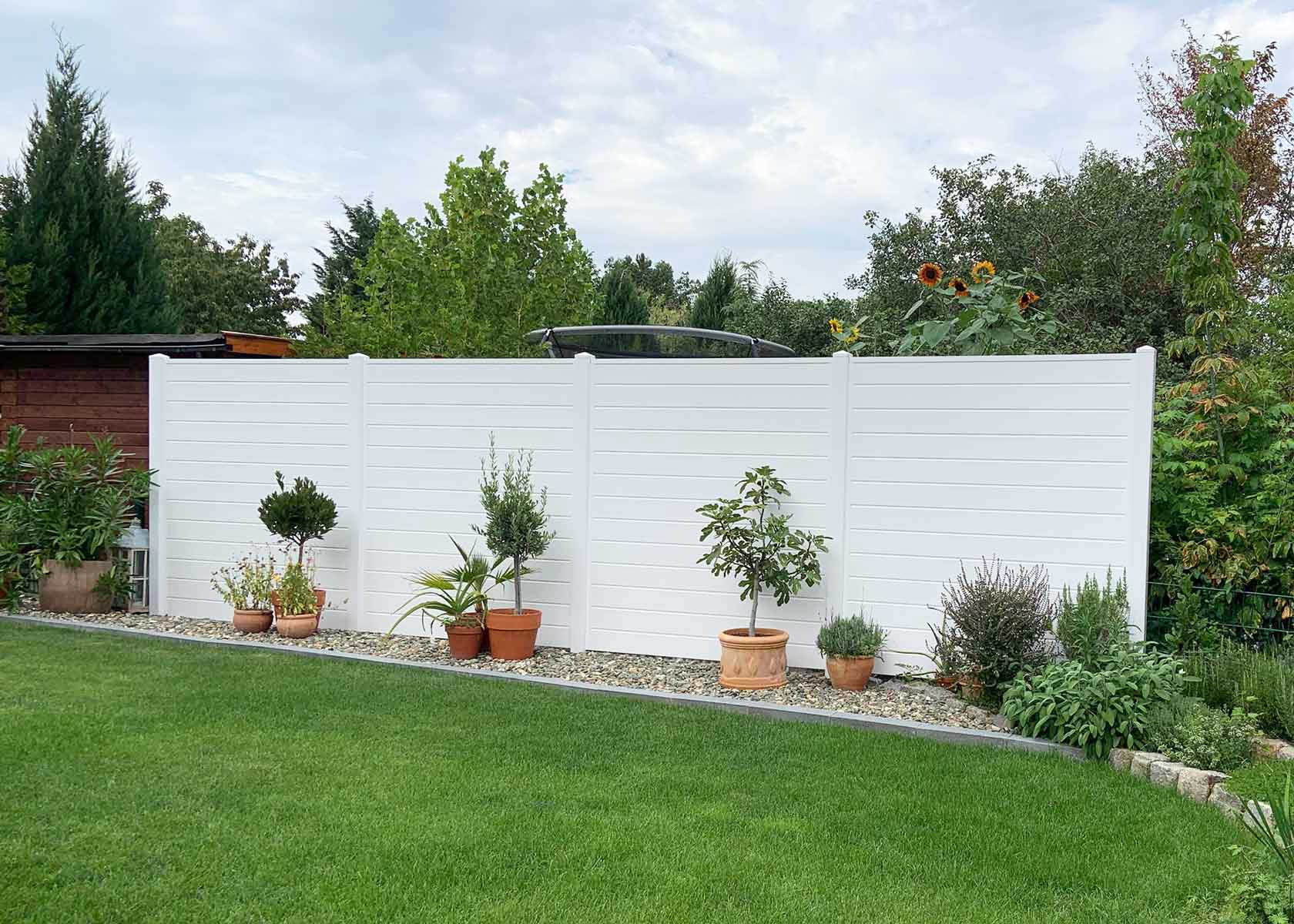 Weißer Sichtschutzzaun aus Kunststoff als stilvolle Gartenbegrenzung