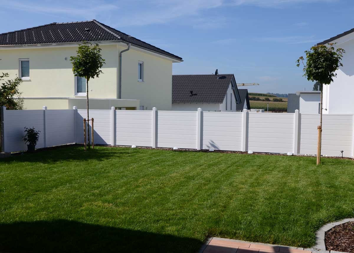 • großzügige Einzäunung mit Sichtschutz in Weiß, wartungsfreier Gartenzaun aus Kunststoff, weißer Sichtschutzzaun für große Grundstücke, modularer Sichtschutz mit Stecksystem