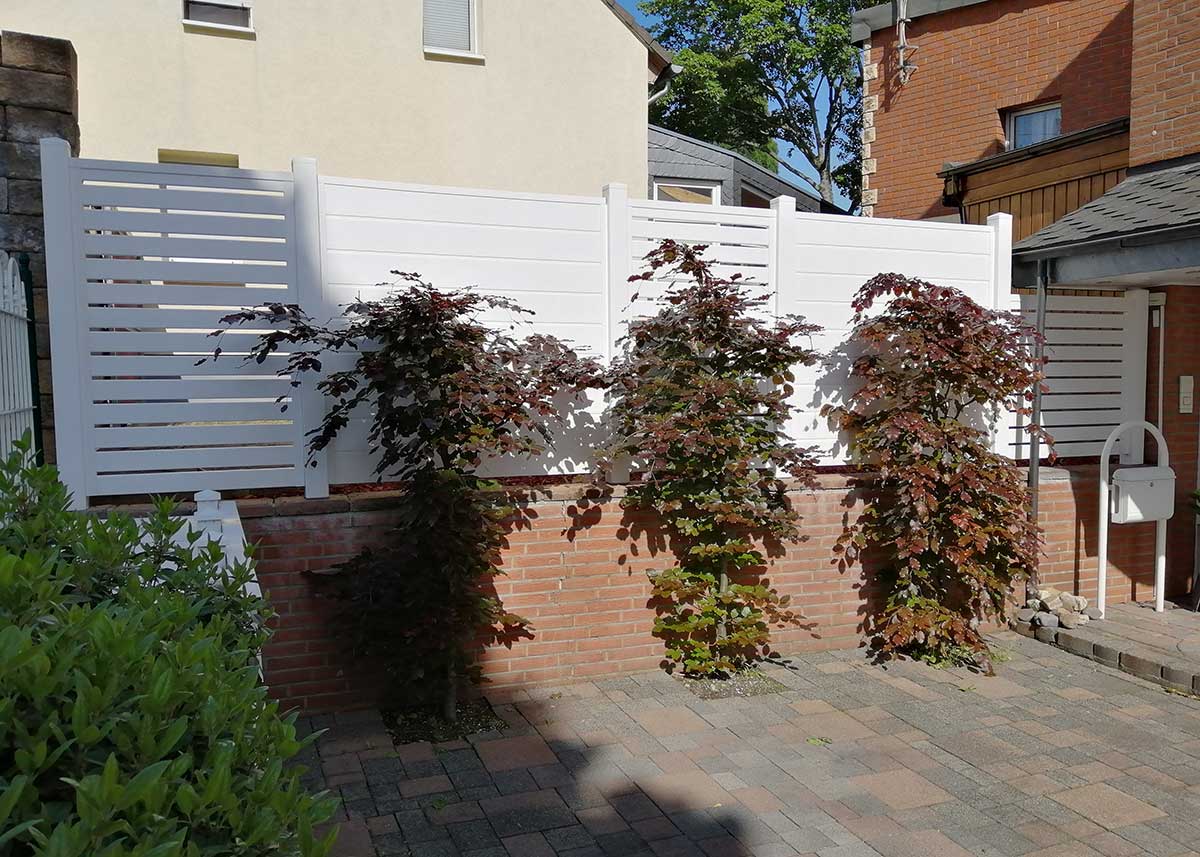 Sichtschutzwand zum Garten in Weiß mit Spaltelementen
