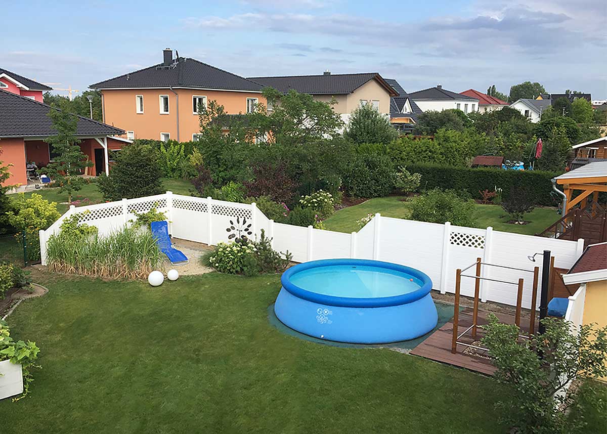 Sichtschutzzaun um Aufstellpool im Garten in Weiß mit Rankgitter-Elementen
