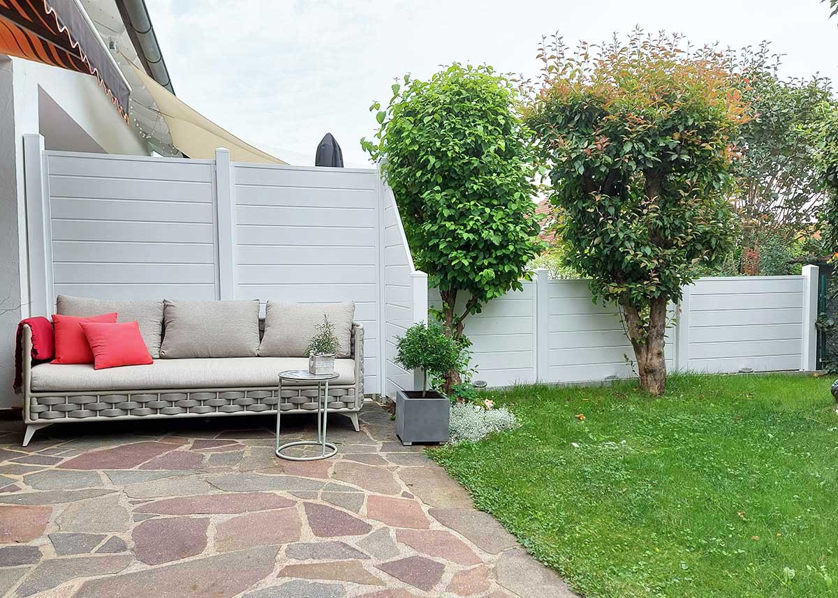 Sichtschutzwand im Garten mit Terrasse zum Nachbarn in Weiß aus Kunststoff