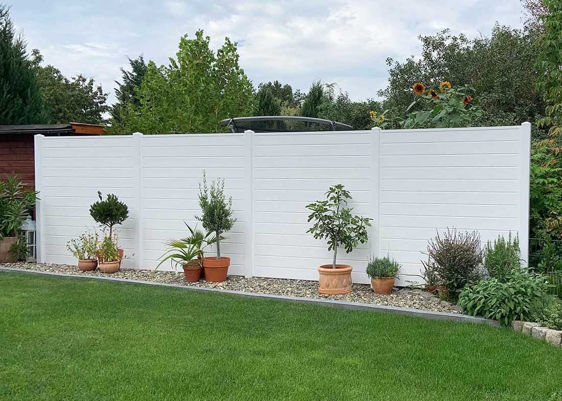 Kunststoff-Sichtschutz in Weiß WPC Sichtschutz-Wand in Weiß im Garten