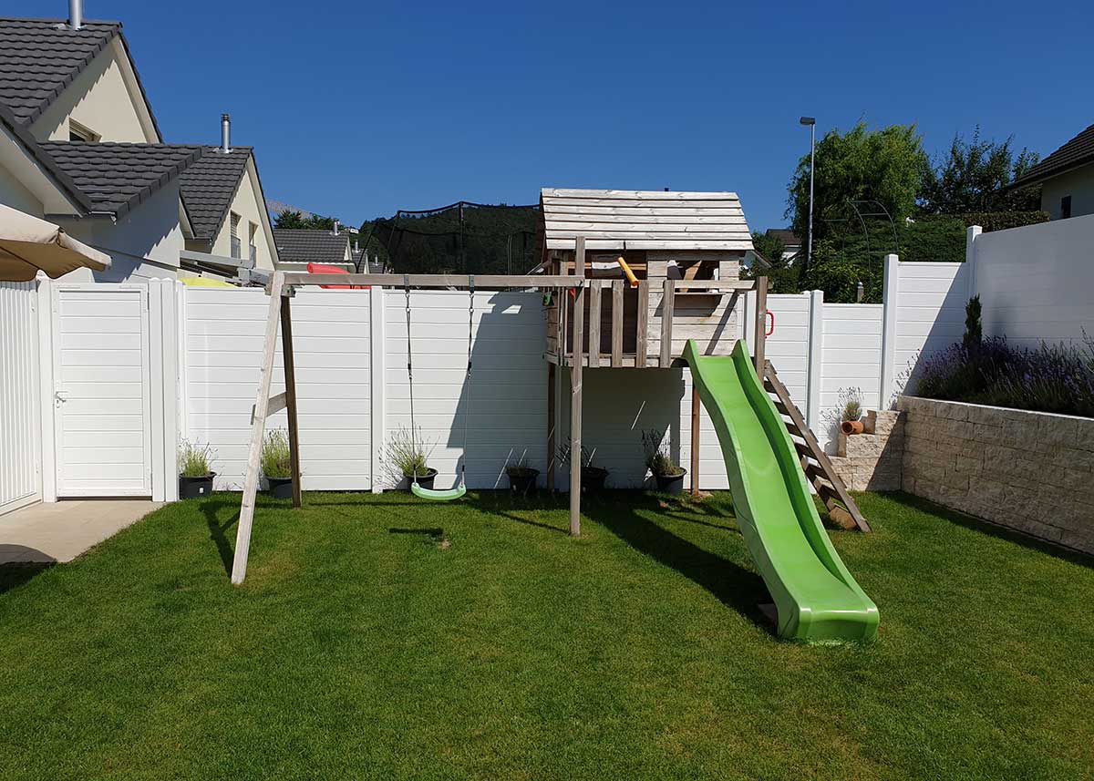 Weiße Sichtschutzanlage im Garten – durchgängig, angepasst, langlebig, Großer Sichtschutzzaun aus Kunststoff in Weiß, Maßgeschneiderter Sichtschutz für große Gärten