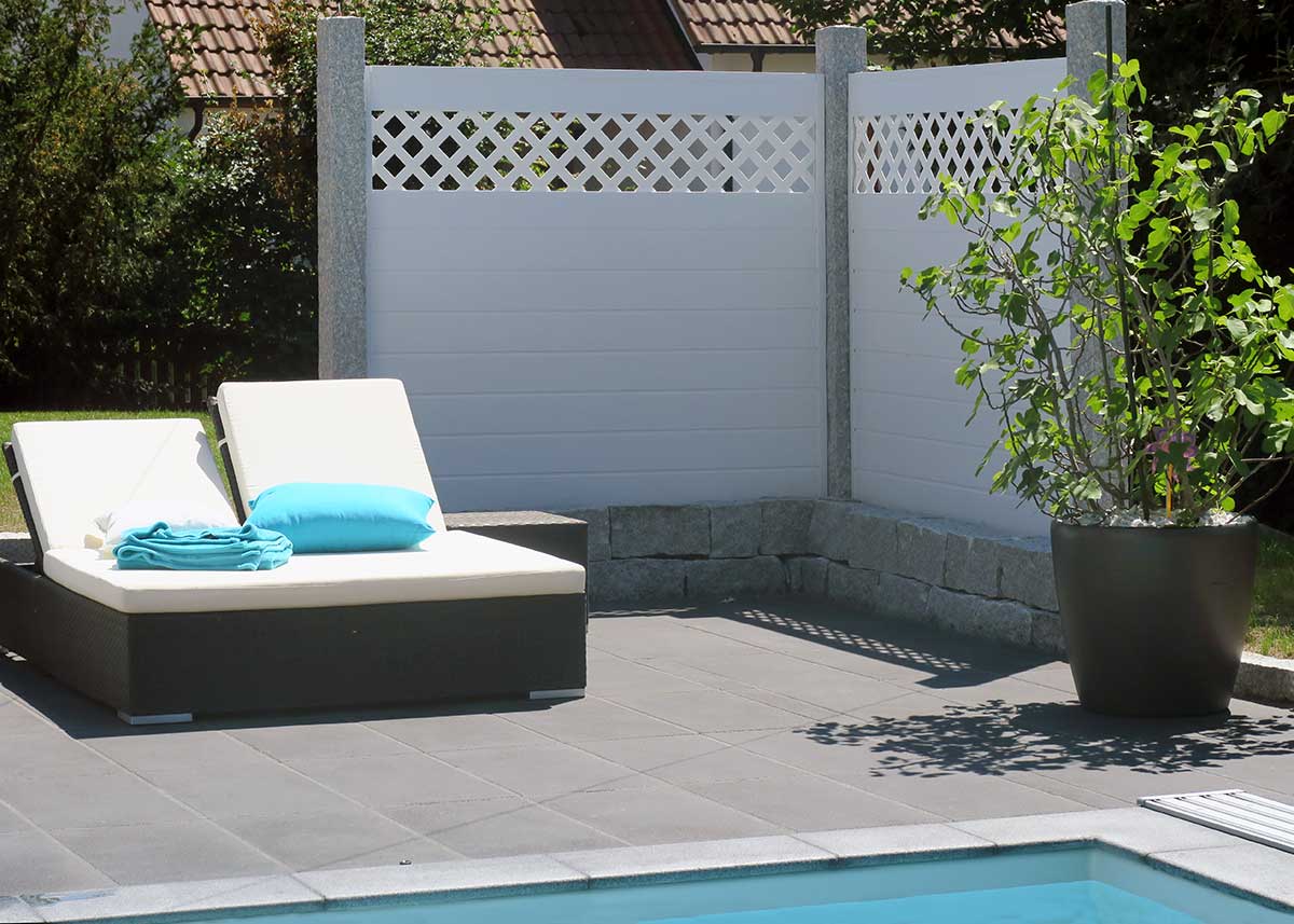 Sichtschutz mit Rankgitter weiß Kunststoff, Pool Sichtschutzzaun PVC modern, weißer Gartenzaun mit Gittereinsatz, pflegeleichter Sichtschutz am Pool